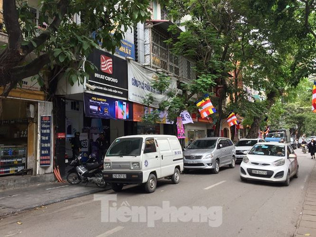 Hàng loạt cửa hàng của Nhật Cường Mobile bị công an khám xét - Hình 2 Hang loat cua hang cua Nhat Cuong Mobile bi cong an kham xet-Hinh-2