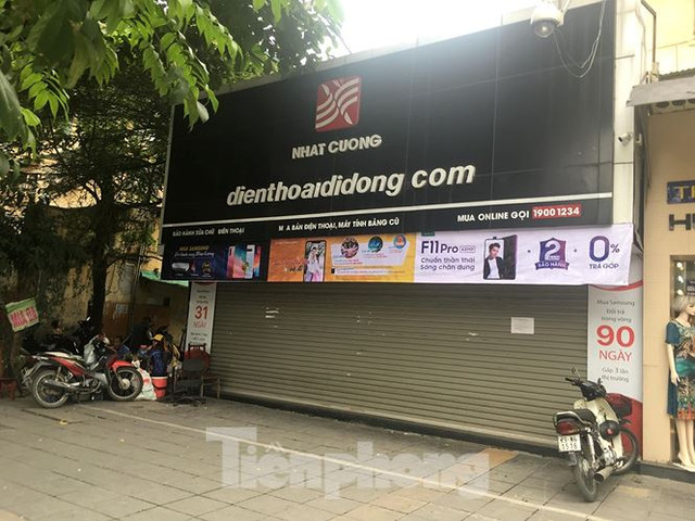 Hàng loạt cửa hàng của Nhật Cường Mobile bị công an khám xét - Hình 6 Hang loat cua hang cua Nhat Cuong Mobile bi cong an kham xet-Hinh-6
