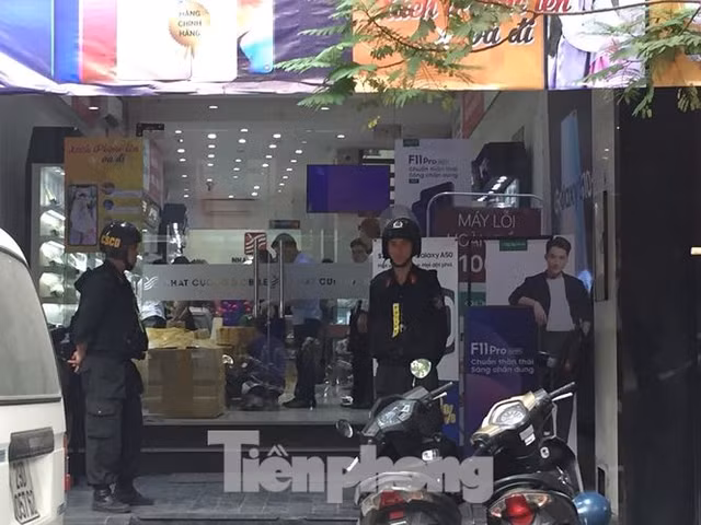 Hang loat cua hang cua Nhat Cuong Mobile bi cong an kham xet