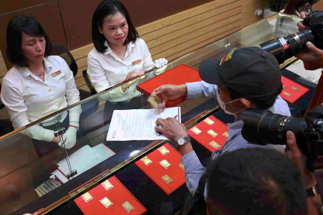 Nguoi dan do xo mua vang, ngan hang 'chay hang' chi sau 5 phut-Hinh-4
