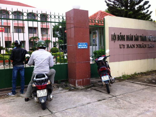 Thời gian gần đây, nếu bất kỳ ai có mặt tại phòng tiếp khách của UBND TP.Tam Kỳ (Quảng Nam) đều thấy “lóa mắt” trước một bình sâm Ngọc Linh quý hiếm, "khủng" nằm ở giữa phòng. Thời gian gần đây, nếu bất kỳ ai có mặt tại phòng tiếp khách của UBND TP.Tam Kỳ (Quảng Nam) đều thấy “lóa mắt” trước một bình sâm Ngọc Linh quý hiếm, "khủng" nằm ở giữa phòng.