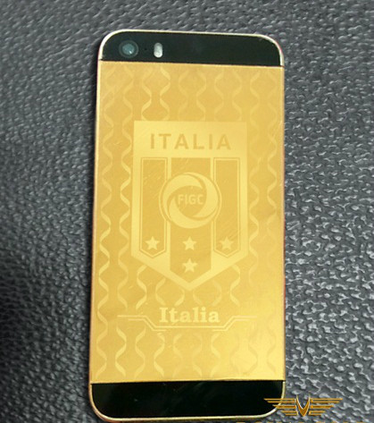 Lấy ý tưởng từ giải đấu World Cup 2014 sắp diễn ra, một công ty chuyên mạ vàng ròng trên các sản phẩm ở Việt Nam đã cho ra mắt "Bộ sưu tập iPhone 5S mạ vàng hòa cùng World Cup 2014". Đây không chỉ là ý tưởng độc lạ cho "dế yêu" mà còn thể hiện được tình yêu bóng của những thành viên trong công ty. Lấy ý tưởng từ giải đấu World Cup 2014 sắp diễn ra, một công ty chuyên mạ vàng ròng trên các sản phẩm ở Việt Nam đã cho ra mắt "Bộ sưu tập iPhone 5S mạ vàng hòa cùng World Cup 2014". Đây không chỉ là ý tưởng độc lạ cho "dế yêu" mà còn thể hiện được tình yêu bóng của những thành viên trong công ty.