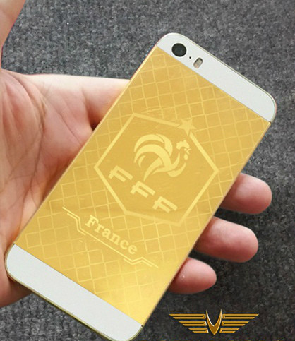 Bộ sưu tập mang đậm dấu ấn "Ăn bóng đá, ngủ bóng đá và iPhone cũng bóng đá". Sự sôi động và cuồng nhiệt của môn thể thao vua đã thúc giục các nghệ nhân của công ty tạo nên những tác phẩm thuộc hàng độc. Bộ sưu tập mang đậm dấu ấn "Ăn bóng đá, ngủ bóng đá và iPhone cũng bóng đá". Sự sôi động và cuồng nhiệt của môn thể thao vua đã thúc giục các nghệ nhân của công ty tạo nên những tác phẩm thuộc hàng độc.