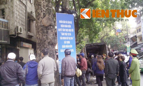 Hiện trường căn nhà 61B Lò Sũ, nơi 2 đối tượng ôm "bom xăng" cố thủ bên trong. Ảnh: Mạnh Hưng.