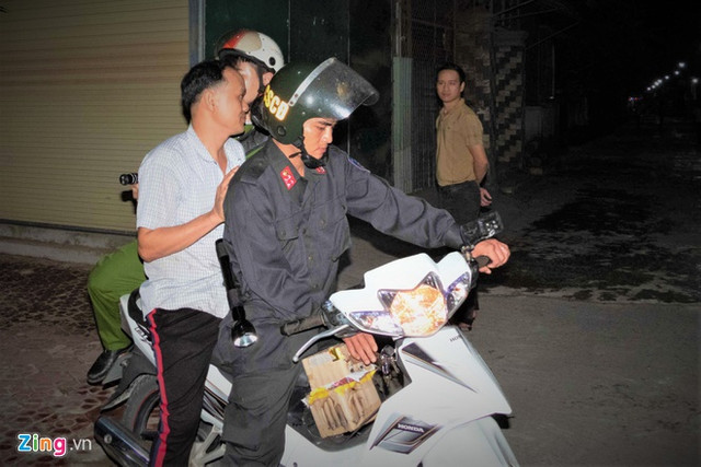 Người đàn ông vừa châm pháo bị cảnh sát bắt quả tang Nguoi dan ong vua cham phao bi canh sat bat qua tang
