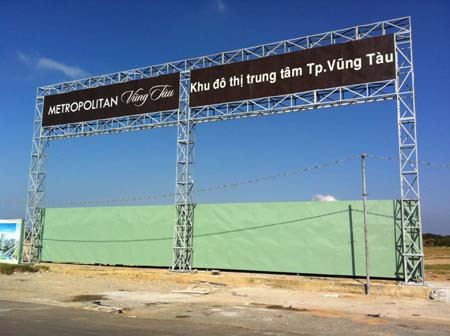 Theo thanh tra, dự án Metropolian được chủ đầu tư công bố có diện tích 43 ha tuy nhiên đến thời điểm 2012, Công ty An Khang chỉ có hơn 1,5 ha thuộc quyền sử dụng hợp pháp, diện tích còn lại chưa hoàn thiện về mặt pháp lý, chỉ mới dừng lại ở mức thỏa thuận góp vốn, chưa thuộc quyền sử dụng của công ty này theo đúng trình tự quy định của pháp luật. Trong ảnh là cổng chính dự án Metropolitan Vũng Tàu. Theo thanh tra, dự án Metropolian được chủ đầu tư công bố có diện tích 43 ha tuy nhiên đến thời điểm 2012, Công ty An Khang chỉ có hơn 1,5 ha thuộc quyền sử dụng hợp pháp, diện tích còn lại chưa hoàn thiện về mặt pháp lý, chỉ mới dừng lại ở mức thỏa thuận góp vốn, chưa thuộc quyền sử dụng của công ty này theo đúng trình tự quy định của pháp luật. Trong ảnh là cổng chính dự án Metropolitan Vũng Tàu.