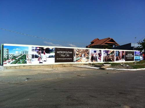 Vốn pháp định của công ty là 250 tỷ đồng nhưng đến năm 2011, các cổ đông chỉ góp gần 110 tỷ đồng. Công ty không có đủ vốn theo quy định pháp luật khi thực hiện dự án (hơn 1.500 tỷ đồng). Sau đó, công ty có ký hợp đồng nhận góp vốn với các khách hàng với tổng số tiền (đến cuối tháng 10/2012) gần 160 tỷ đồng. Qua thanh tra, một số khoản thu từ ký hợp đồng huy động vốn của khách hàng nhưng công ty không báo cáo, có biểu hiện huy động vốn sai... Vốn pháp định của công ty là 250 tỷ đồng nhưng đến năm 2011, các cổ đông chỉ góp gần 110 tỷ đồng. Công ty không có đủ vốn theo quy định pháp luật khi thực hiện dự án (hơn 1.500 tỷ đồng). Sau đó, công ty có ký hợp đồng nhận góp vốn với các khách hàng với tổng số tiền (đến cuối tháng 10/2012) gần 160 tỷ đồng. Qua thanh tra, một số khoản thu từ ký hợp đồng huy động vốn của khách hàng nhưng công ty không báo cáo, có biểu hiện huy động vốn sai...