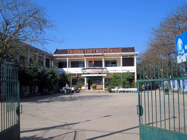 Trường THPT Nguyễn Huệ.