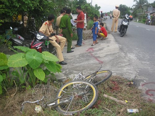 Theo thông tin ban đầu, xe tuần tra giao thông 95A-2628 đi từ hướng Vị Thanh về Cần Thơ. Đến địa bàn ấp Tân Long A, xã Tân Bình, huyện Phụng Hiệp, xe bất ngờ di chuyển qua bên trái và va chạm với xe đạp đi ngược chiều. Sau đó, chiếc xe công vụ tiếp tục lao xuống mương nước ven đường.