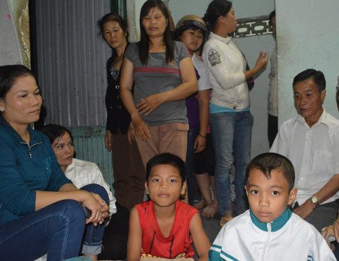 Biết chuyện cháu Thuận bị người lạ mặt chở đi, hàng xóm đến nhà anh Thượng thăm hỏi. Biết chuyện cháu Thuận bị người lạ mặt chở đi, hàng xóm đến nhà anh Thượng thăm hỏi.