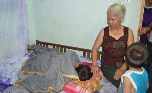 Cháu Thuận được đưa về nhà an toàn nhưng vẫn chưa hết sợ hãi. Cháu Thuận được đưa về nhà an toàn nhưng vẫn chưa hết sợ hãi.