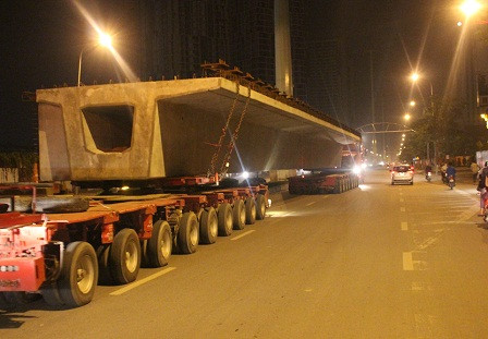 Những phiến dầm nặng hơn 200 tấn, dài 33m được đưa từ bãi đúc đến công trường bằng các xe siêu trường, siêu trọng. Bãi đúc rộng khoảng 5,6 ha , nằm cuối đường Tố Hữu. Phiến dầm hộp đường sắt đúc sẵn lần đầu tiên được triển khai ở Việt Nam và được kiểm tra nghiêm ngặt để đảm bảo chất lượng. Những phiến dầm nặng hơn 200 tấn, dài 33m được đưa từ bãi đúc đến công trường bằng các xe siêu trường, siêu trọng. Bãi đúc rộng khoảng 5,6 ha , nằm cuối đường Tố Hữu. Phiến dầm hộp đường sắt đúc sẵn lần đầu tiên được triển khai ở Việt Nam và được kiểm tra nghiêm ngặt để đảm bảo chất lượng.