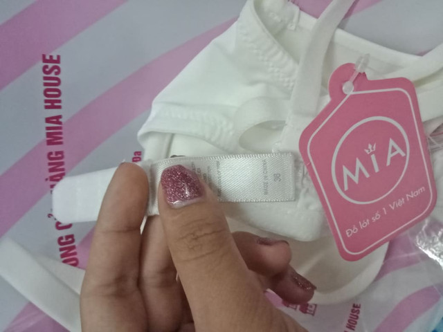 Đồ lót MIA bán hàng giả: Bà chủ chuỗi cửa hàng lên tiếng Do lot MIA ban hang gia: Ba chu chuoi cua hang len tieng