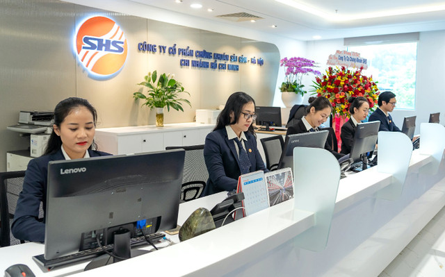 Chứng khoán SHS phát hành gần 900 triệu cổ phiếu, tăng vốn điều lệ gấp đôi Chung khoan SHS phat hanh gan 900 trieu co phieu, tang von dieu le gap doi