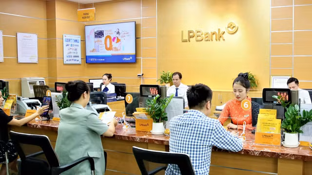 LPBank tam dung chao ban co phieu, chuyen huong tra co tuc 16,8%