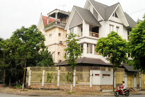 HUD cũng thực hiện việc chuyển nhượng hạ tầng cho một số nhà đầu tư thứ cấp không đúng quy định. Bên cạnh đó, việc thực hiện nghĩa vụ tài chính của HUD đối với Nhà nước còn một số sai sót như: nộp tiền sử dụng đất còn thiếu, chưa nộp tiền phí xây dựng. Sau đó, HUD có văn bản giải trình và khắc phục sai phạm. Ảnh: Biệt thự trong Khu đô thị Linh Đàm. HUD cũng thực hiện việc chuyển nhượng hạ tầng cho một số nhà đầu tư thứ cấp không đúng quy định. Bên cạnh đó, việc thực hiện nghĩa vụ tài chính của HUD đối với Nhà nước còn một số sai sót như: nộp tiền sử dụng đất còn thiếu, chưa nộp tiền phí xây dựng. Sau đó, HUD có văn bản giải trình và khắc phục sai phạm. Ảnh: Biệt thự trong Khu đô thị Linh Đàm.