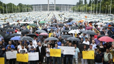 Tại nhiều thành phố trên thế giới, các hãng taxi truyền thông đã phản ứng quyết liệt với loại hình “taxi Uber”. Tại nhiều thành phố trên thế giới, các hãng taxi truyền thông đã phản ứng quyết liệt với loại hình “taxi Uber”.