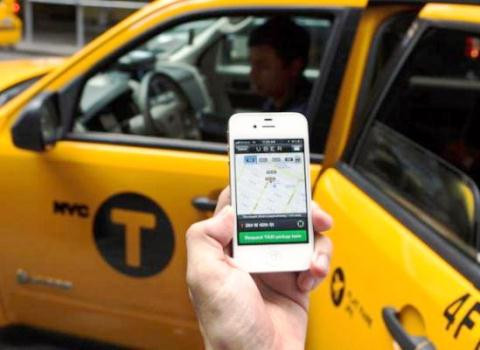 Dùng dòng điện thoại Smartphone gọi “taxi” thông qua ứng dụng Uber – là loại hình mới tại TP.HCM, có nhiều tiện lợi nhưng lộ diện nhiều vấn đề pháp lý. Dùng dòng điện thoại Smartphone gọi “taxi” thông qua ứng dụng Uber – là loại hình mới tại TP.HCM, có nhiều tiện lợi nhưng lộ diện nhiều vấn đề pháp lý.