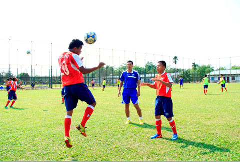 HLV Hứa Hiển Vinh đang hướng dẫn các cầu thủ kỹ năng chơi bóng bằng đầu. HLV Hứa Hiển Vinh đang hướng dẫn các cầu thủ kỹ năng chơi bóng bằng đầu.