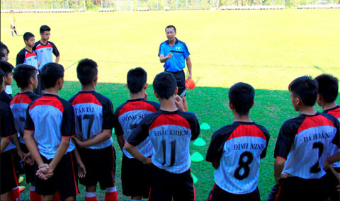 HLV Nguyễn Mạnh Cường đang truyền đạt kinh nghiệm cho các cầu thủ trẻ PVF. HLV Nguyễn Mạnh Cường đang truyền đạt kinh nghiệm cho các cầu thủ trẻ PVF.