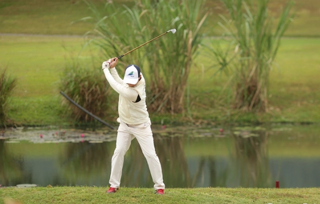 Một vòng golf giúp bạn đốt cháy bao nhiêu calo? Mot vong golf giup ban dot chay bao nhieu calo?