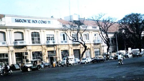 Trước đó, hãng xe Citroën đã thiết lập một xưởng ở Đông Dương vào năm 1936, trụ sở lúc đầu đặt tại góc đường Lê Lợi - Nguyễn Huệ hiện nay đã trở thành khách sạn Caféteria Rex ở Sài Gòn. Sau đó, trụ sở được dời đi và đổi tên thành Công ty Xe hơi Citroën, sau là Công ty xe hơi Sài Gòn tại nơi bây giờ là Diamond Plaza. Ảnh: Công ty Xe hơi Sài Gòn. Trước đó, hãng xe Citroën đã thiết lập một xưởng ở Đông Dương vào năm 1936, trụ sở lúc đầu đặt tại góc đường Lê Lợi - Nguyễn Huệ hiện nay đã trở thành khách sạn Caféteria Rex ở Sài Gòn. Sau đó, trụ sở được dời đi và đổi tên thành Công ty Xe hơi Citroën, sau là Công ty xe hơi Sài Gòn tại nơi bây giờ là Diamond Plaza. Ảnh: Công ty Xe hơi Sài Gòn.