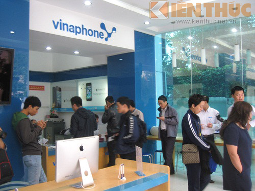 Chỉ sau khoảng 1 tiếng, iPhone 6 và iPhone 6 Plus đã hết hàng. Những khách hàng may mắn mua được bộ đôi của Apple đã phải xếp hàng từ rất sớm để được mua máy nhanh nhất có thể. Chỉ sau khoảng 1 tiếng, iPhone 6 và iPhone 6 Plus đã hết hàng. Những khách hàng may mắn mua được bộ đôi của Apple đã phải xếp hàng từ rất sớm để được mua máy nhanh nhất có thể.