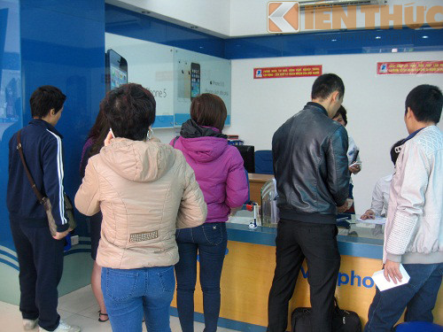 Khoảng 7h30, cửa hàng VinaPhone tại 57A Huỳnh Thúc Kháng bắt đầu mở cửa. Các khách hàng nhanh chân làm thủ tục mua máy. Khoảng 7h30, cửa hàng VinaPhone tại 57A Huỳnh Thúc Kháng bắt đầu mở cửa. Các khách hàng nhanh chân làm thủ tục mua máy.