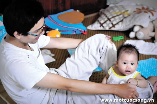 Hai cha con anh Tuấn. Hai cha con anh Tuấn.