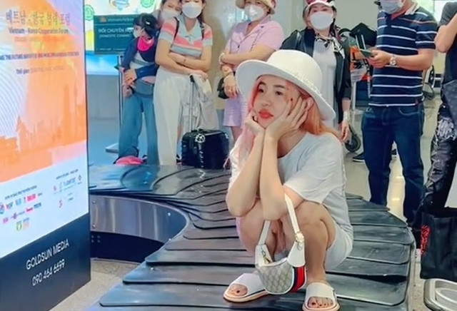 Hành khách sẽ gọi an ninh nếu gặp TikToker làm trò ở sân bay - Hình 4 Hanh khach se goi an ninh neu gap TikToker lam tro o san bay-Hinh-4