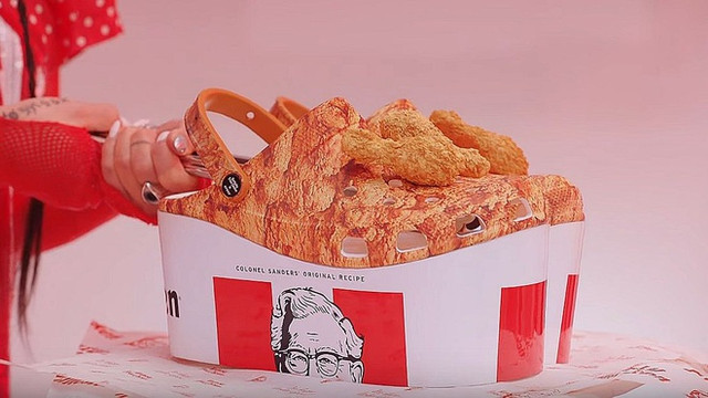 Độc đáo guốc cao su, thơm mùi gà rán của KFC Doc dao guoc cao su, thom mui ga ran cua KFC