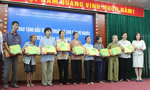 Bà Phan Lan Tú, Giám đốc Sở TT&TT Hà Nội trao tặng đầu thu Truyền hình An Viên cho các hộ nghèo.