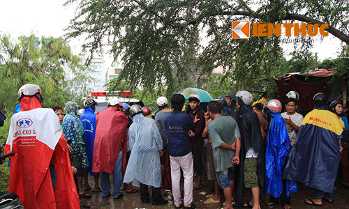 Người dân hiếu kỳ theo dõi vụ việc tìm phần đầu nạn nhân. Ảnh: Thiên Dũng. Người dân hiếu kỳ theo dõi vụ việc tìm phần đầu nạn nhân. Ảnh: Thiên Dũng.