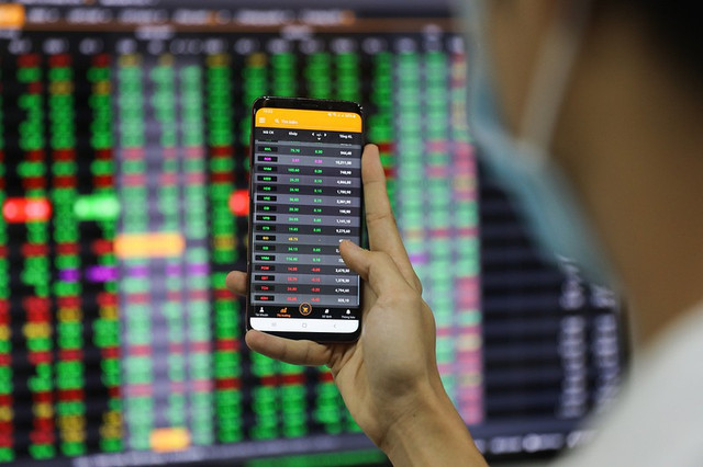 Chứng khoán ngày 12/8: Cổ phiếu nào nên chú ý? Chung khoan ngay 12/8: Co phieu nao nen chu y?