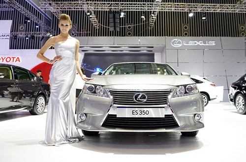 Các người mẫu diện trên mình những bộ đồ bắt mắt.