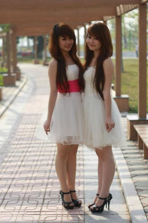 Nguyễn Gia Linh và Nguyễn Song Linh – là cặp đôi song sinh nổi lên từ cuộc thi Vietnam’s Got Talent 2011. Cả 2 hiện đang theo học Cao đẳng múa Việt Nam.