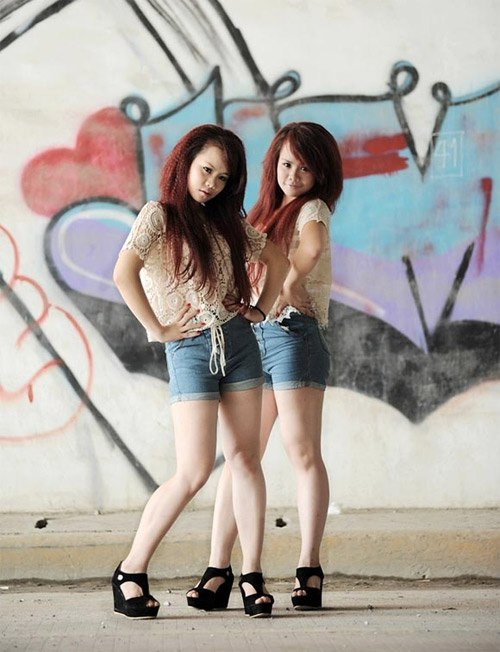 Trong gia đình hai cô bạn trẻ không có ai theo nghệ thuật cả, nhưng ngay từ nhỏ, hai chị em đã luôn thích nhảy múa, chính điều đó đã lôi cuốn hai chị em đi theo nghề này.
