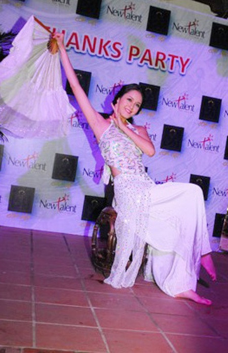 Hoàng Anh đoạt danh hiệu Á hậu tại cuộc thi Hoa hậu Việt Nam 2012, từ đó cô trở nên nổi bật với nhiều hoạt động từ thiện và xã hội đáng chú ý. Cô cũng từng lấn sân vào nghề người mẫu.