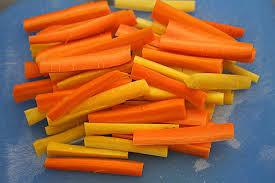 Ăn nhẹ với cà rốt, ớt ngọt thái lát và trái cây tươi hoặc khô.