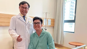 Từ Singapore về Vinmec tại Việt Nam chữa trị, bệnh nhân chấm dứt cơn đau dai dẳng kéo dài suốt 7 năm