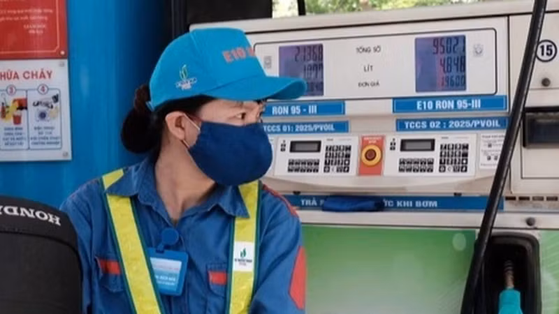 [VIDEO] Xăng E10 giảm mạnh còn 23.660 đồng/lít, rẻ hơn xăng thường 490 đồng