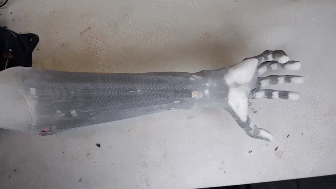 Hệ thống dẫn động của thiết bị sử dụng van điện - thủy lực phản hồi áp suất độc lập cho từng nhánh cánh tay, kết hợp với động cơ điện hoạt động như một trái tim bơm máu, và một bình chứa 2 lít nước dẻo cung cấp năng lượng tuần hoàn.