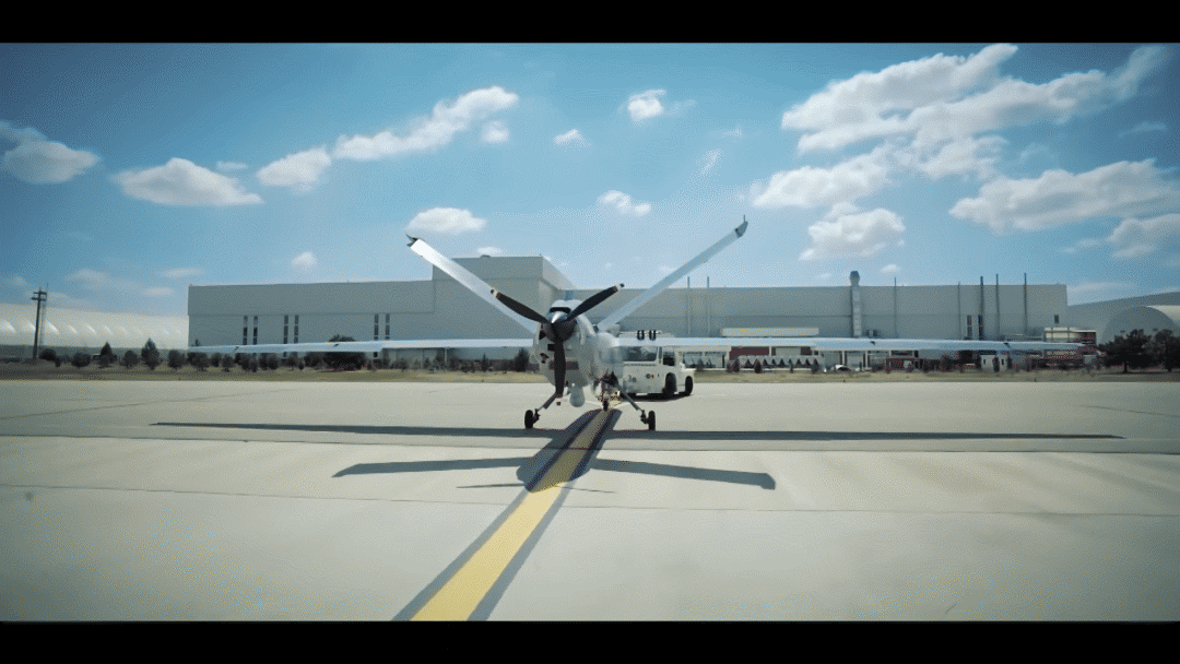 Mẫu UCAV này có khả năng hoạt động liên tục trong 30 giờ và mang được tải trọng lên tới 350 kg. Vũ khí trang bị bao gồm các loại bom lượn MAM-C/L/T, bom dẫn đường bằng laser LGK-81 nặng 250 lb, bom TOLUN-P SDB, cùng cấu hình UAV tốc độ cao ŞİMŞEK kiểu cảm tử để tấn công ngoài tầm phòng thủ.