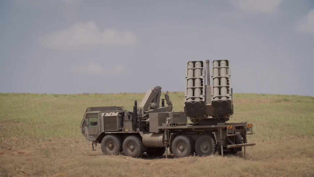 Khả năng triển khai nhanh và rút lui nhanh chóng khiến nó trở thành một hệ thống pháo phóng loạt chiến thuật cực kỳ cơ động. Tính tương thích cao khiến nó đa năng và có tốc độ cao hơn nhiều so với đàn anh HIMARS vốn nổi tiếng chậm chạp và khó tương thích với các loại tên lửa khác nhau. Thậm chí, nhà sản xuất Lockheed còn ngăn cấm sử dụng Himars để bắn các loại tên lửa của hãng khác.