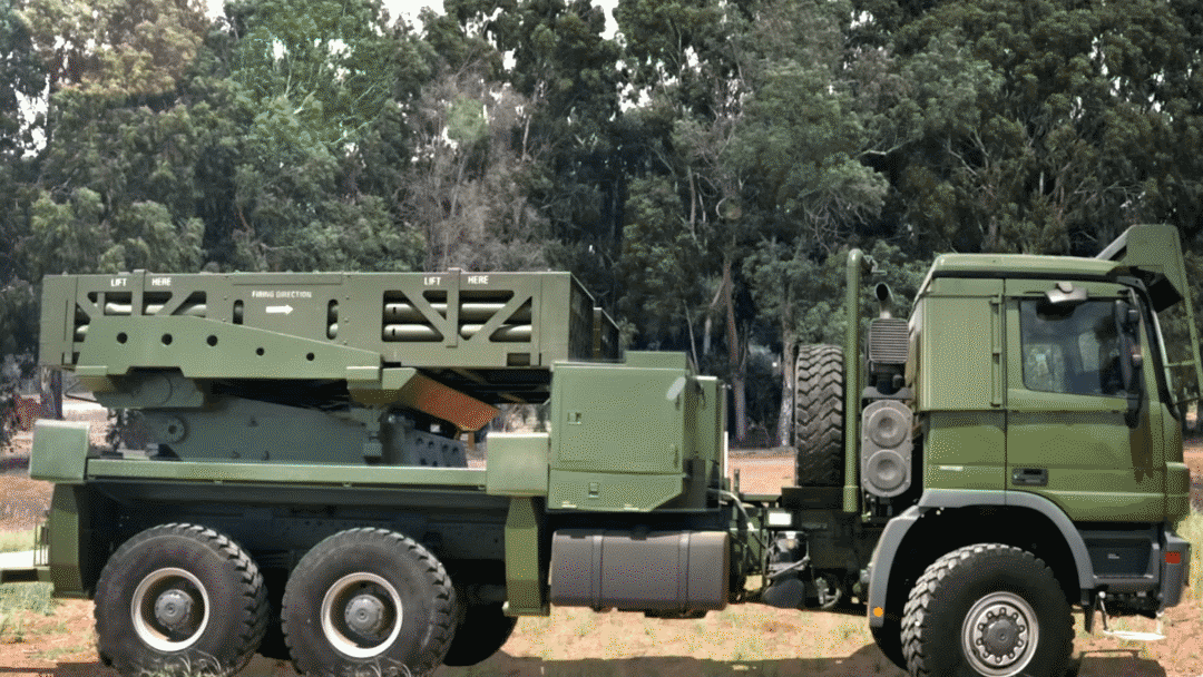 Hệ thống PULS (Precise and Universal Rocket Launcher) do Elbit Systems phát triển, nổi bật với tính linh hoạt cực cao. Đặt trên xe tải chiến thuật đa bánh HEMTT hoặc Mercedes mang theo bệ phóng gồm hai ngăn chứa đạn (PODS) độc lập. Thiết kế này cho phép hệ thống triển khai nhanh chóng trên nhiều loại khung gầm khác nhau mà không cần thay đổi cấu trúc cốt lõi, phù hợp với nhu cầu cơ động của chiến tranh hiện đại.