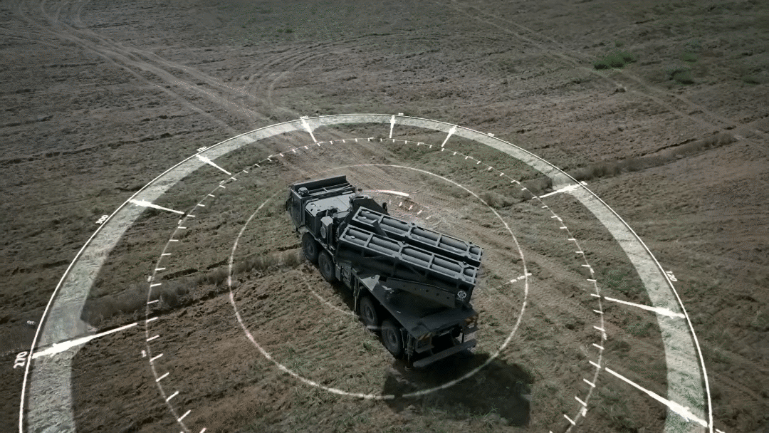 Hệ thống tích hợp C4I (Chỉ huy, Kiểm soát, Truyền tin, Máy tính và Tình báo) cho phép nhận dữ liệu mục tiêu từ UAV hoặc vệ tinh theo thời gian thực. Toàn bộ quy trình từ khi nhận lệnh đến khi khai hỏa có thể thực hiện trong chưa đầy 60 giây hoàn toàn tự động, tối đa hóa hiệu suất tác chiến. Khả năng này giống với Tornado-S của Nga, nhận tọa độ trực tiếp từ máy bay không người lái Orlan-10. Cả hai đều hướng tới mục tiêu rút ngắn chuỗi cung ứng chỉ thị mục tiêu.