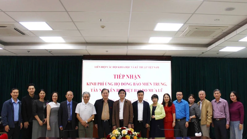 VUSTA tiếp nhận kinh phí ủng hộ đồng bào miền Trung, Tây Nguyên