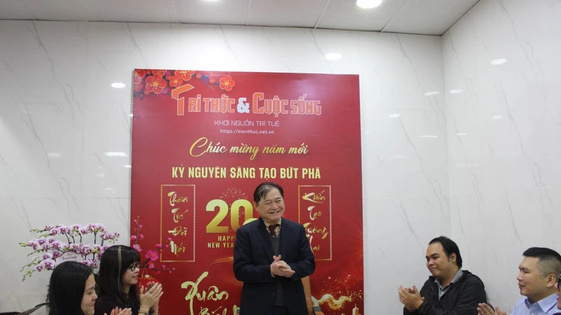 Chủ tịch Phan Xuân Dũng tới thăm, chúc Tết Báo Tri thức và Cuộc sống