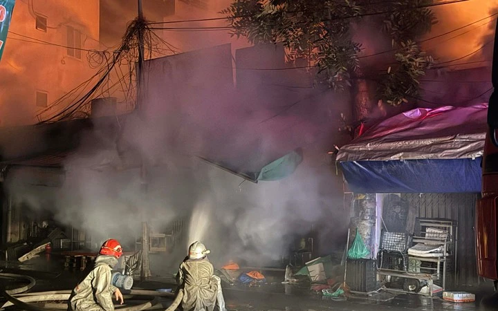 Chợ Xanh ở Hà Nội cháy ngùn ngụt khiến nhiều hộ dân sơ tán