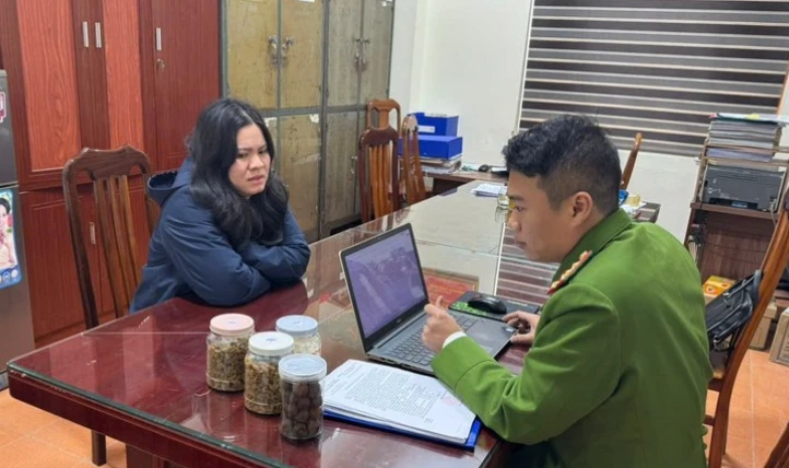 Khởi tố 2 bị can trong vụ sản xuất, buôn bán hàng giả trên mạng